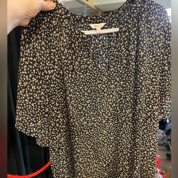 Reitmans Monochrome Floral Shirt
Nice flow and fit - Picture 2 of 4